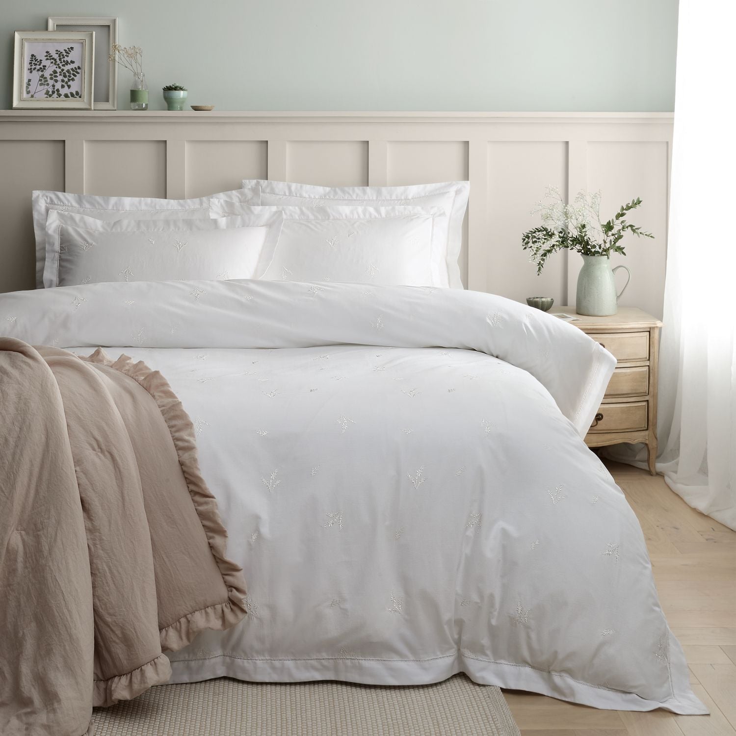 Bianca Lottie White Floral Embroidery 180TC Cotton Oxford Pillowcase